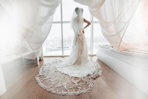 Klasszikus menyasszonyi ruha kiegészítők: kesztyű és öv